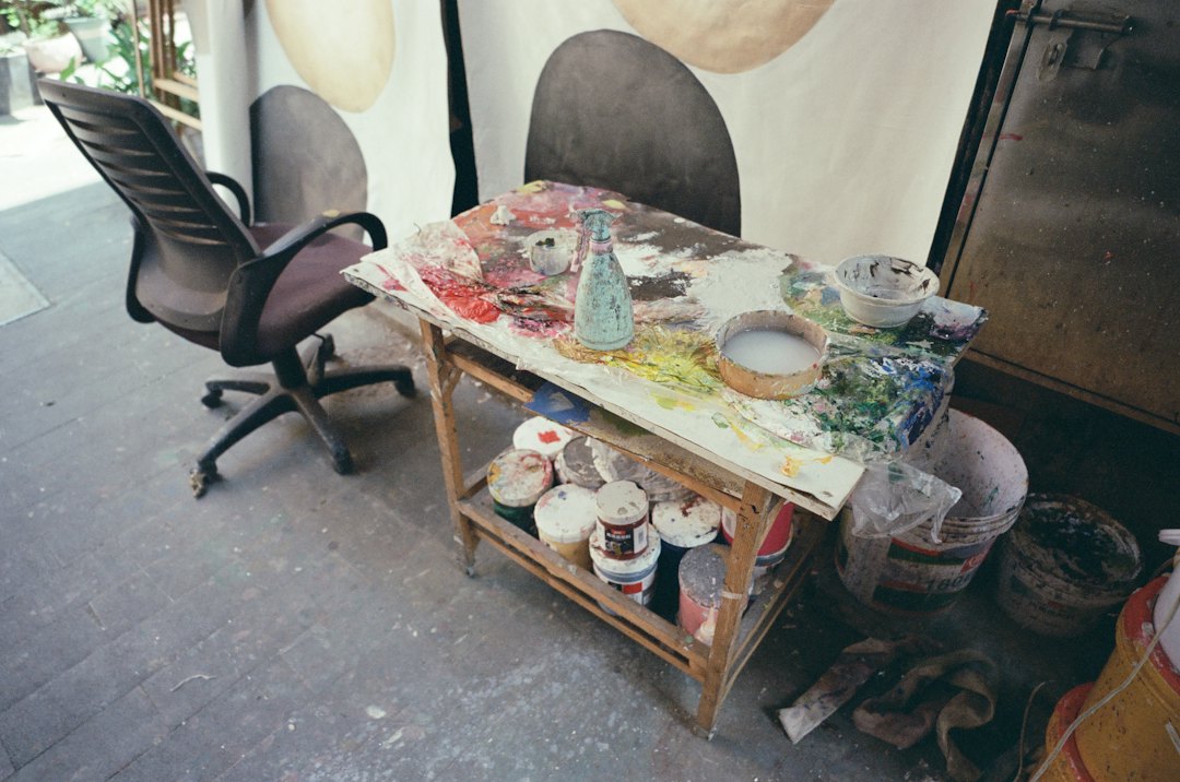 Artistes au travail dans l'atelier ArtFACTORY28